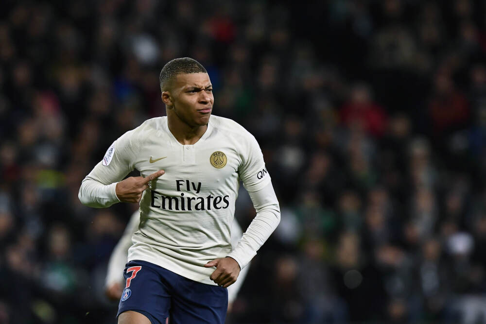 悬崖错作舞台：军事化言论的危险自嗨 | 新漫评